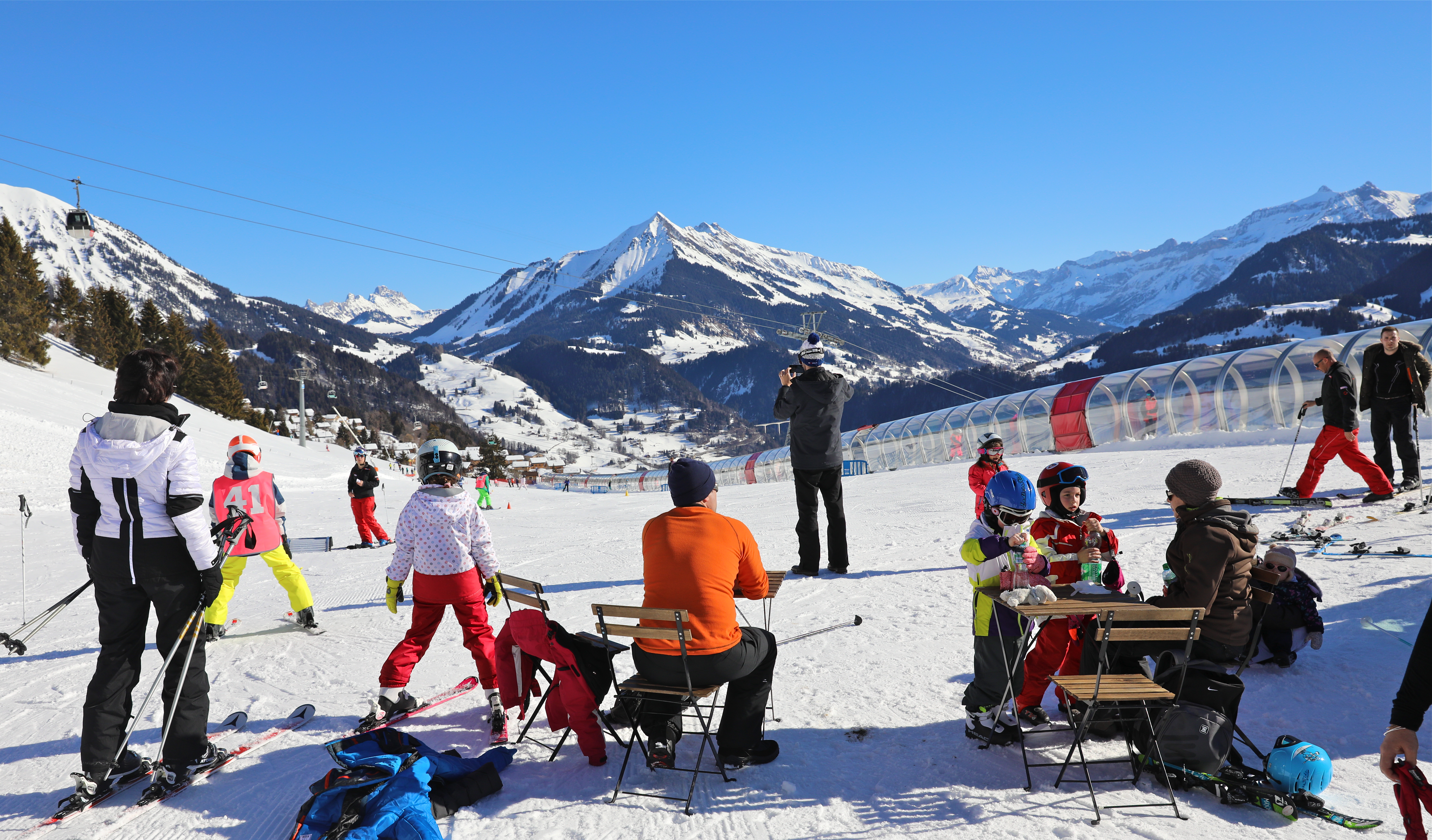 Groupe de personne faisant une pause à l'arrivée du tapis roulant de la vallée blanche. Avec vue sur le pic Chaussy